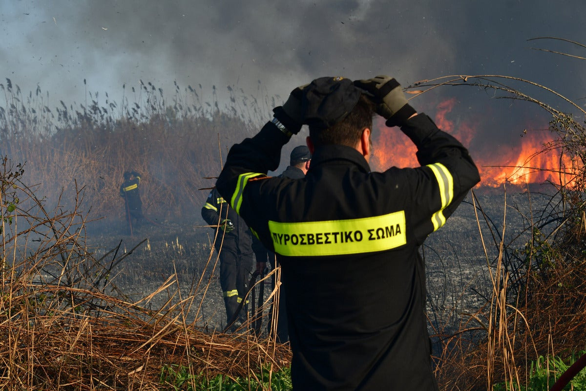 Μεγάλη πυρκαγιά στα Καμένα Βούρλα – διακόπηκε η ηλεκτροδότηση σε περιοχές